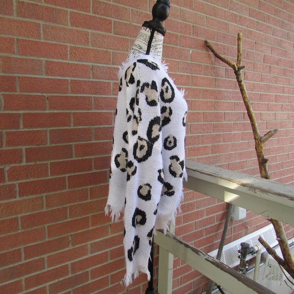 Miracle V-Neck Animal Print Sweater - Picture 4 of 5